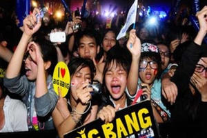 Thần tượng quá khích: Giới trẻ đang đẩy mình vào hố tử thần của văn hóa?