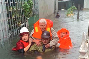 Nhiều làng quê Nghệ An - Hà Tĩnh bị lũ tiếp tục nhấn chìm