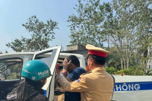 Phát hiện người đàn ông nằm bất động trong xe ô tô, CSGT Nghệ An đưa đi cấp cứu kịp thời