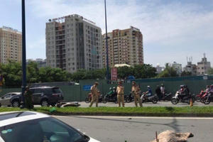 Tông vào dải phân cách, người phụ nữ "bay" qua làn ô tô