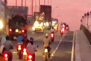 Chấn chỉnh tình trạng xe máy “lấn làn” ô tô Chấn chỉnh tình trạng xe máy “lấn làn” ô tô