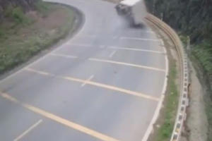 Xe tải phóng nhanh bị lật khi vào cua Xe tải phóng nhanh bị lật khi vào cua