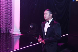 Vy Oanh, Tiêu Châu Như Quỳnh diện đồ đỏ nổi bật trong Tình khúc vượt thời gian