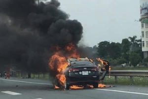 Hà Nội: Xe BMW bốc cháy sau tai nạn với xe tải