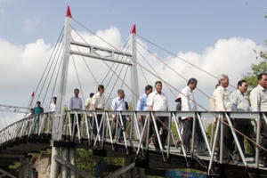 Nỗi cơ cực của những người dân xã nghèo bị cô lập giữa vùng sông nước