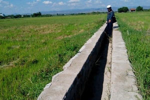 Làm kênh tưới tiêu 27 triệu, khai khống... hơn 1 tỉ đồng