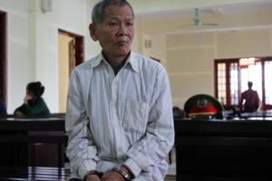 Cụ ông rơi hàm răng giả ngay trên vành móng ngựa khi bị tòa tuyên án