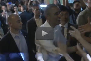 Clip nóng: Vừa bước ra khỏi quán bún chả, ông Obama tươi cười bắt tay chào hỏi người dân Việt Nam