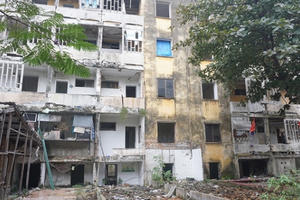 Tỉnh thông báo tình trạng nguy hiểm, dân vẫn quyết bám trụ chung cư 40 tuổi