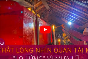 Video: Thắt lòng nhìn quan tài mẹ "lơ lửng", không thể an táng vì mưa lũ