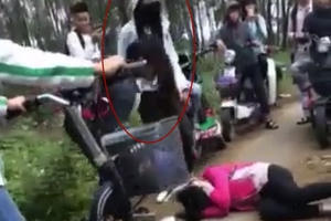 Nữ sinh bị 3 bạn cùng lớp đánh gục vì mâu thuẫn