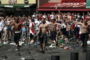 EURO 2016: UEFA phạt Nga gần 4 tỷ đồng, dọa loại khỏi giải