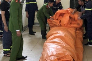 Thuyết phục người phụ nữ định nhảy từ tầng 6 chung cư tự vẫn