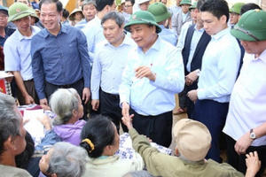 Thủ tướng Nguyễn Xuân Phúc trực tiếp đến thăm hỏi, động viên bà con vùng lũ Quảng Bình