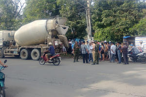 Mẹ điên loạn, gào thét khi thấy xe bồn cán chết con gái 6 tuổi