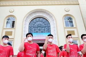 Gần 50 chuyên gia, sinh viên Đại học Y Hà Nội lên đường hỗ trợ Bắc Ninh chống dịch Covid-19