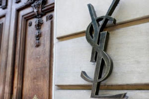 'Công ty mẹ' của Yves Saint Laurent và Gucci bị điều tra gian lận thuế