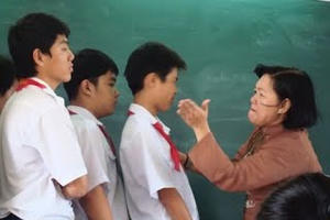 Xôn xao clip giáo viên tiểu học cầm giày cao gót đánh rồi đạp học sinh