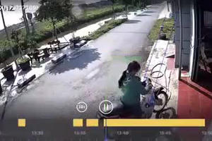 [Clip]: Ô tô "lao như hoả tiễn" tông văng người phụ nữ đi xe máy