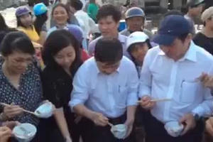 Chủ tịch Thành phố Đà Nẵng tự tin thưởng thức cá nục nhúng dấm cùng ngư dân