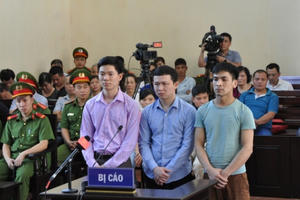 Tin nhanh: Mở lại phiên xét xử vụ án chạy thận tại Hòa Bình