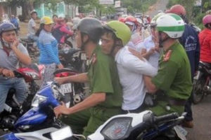 Ăn trộm xong nằm ngủ tại chỗ, mở mắt thấy công an