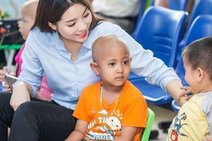 Sao Việt dù mặc giản dị vẫn cuốn hút khi đi làm từ thiện Sao Việt dù mặc giản dị vẫn cuốn hút khi đi làm từ thiện