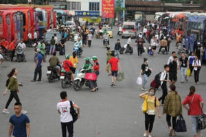 Hành khách vật vã chờ đợi ở bến xe ngày đầu nghỉ lễ 30/4