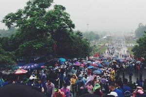 Lực lượng an ninh và sinh viên đội mưa nhiều giờ hướng dẫn du khách tại Đền Hùng