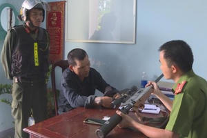 Đắk Lắk: Bắt giữ kẻ nghiện ma túy, vác súng hơi đi "dạo"