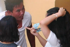 Công an vào cuộc vụ du khách tây bị ép đánh giày kiểu 'trấn lột' ở hồ Gươm Công an vào cuộc vụ du khách tây bị ép đánh giày kiểu 'trấn lột' ở hồ Gươm