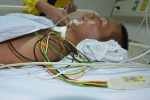 Ngã từ tầng 5 xuống đất, chàng trai thoát chết một cách kì diệu