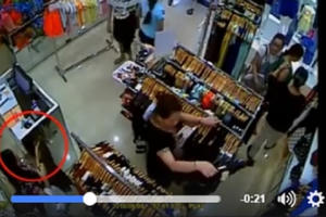 Clip: Giả xem quần áo, "nữ quái" nhanh tay trộm điện thoại Iphone