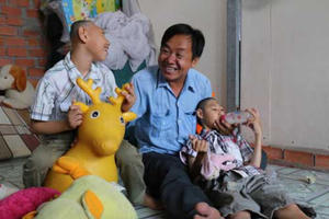 Trần tình của người cha nuôi 2 con bị teo não