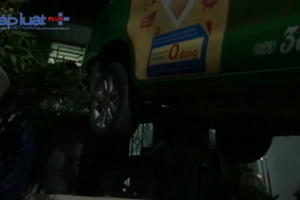 TP HCM: Nhậu say lái xe taxi lùi vào nhà dân rồi lao vào ẩu đả