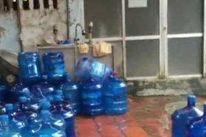 Thức ăn, nước uống ngày càng gần hơn với những ngôi mộ