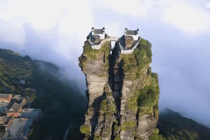 Hai ngôi chùa cổ linh thiêng nằm "lơ lửng" giữa bầu trời