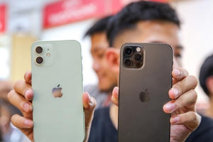 Cận cảnh những chiếc iPhone 12 đầu tiên 'cập bến' Việt Nam