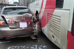 Tin tai nạn giao thông: Hành khách la hét cầu cứu trong vụ va chạm dây chuyền trên QL1