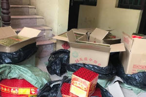 Bắt giữ xe taxi vận chuyển hơn 2 tạ pháo từ Lạng Sơn về Hà Nội