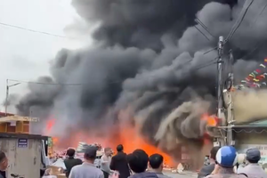 Hàng loạt ki-ốt tại khu chợ Dành ở Hưng Yên bị hỏa hoạn thiêu rụi