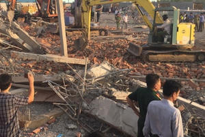 Clip ghi lại cảnh sập tường ở Trảng Bom làm 10 người chết