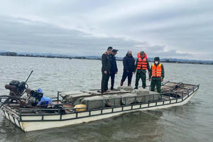 Thu giữ gần 800kg nầm lợn đông lạnh không rõ nguồn gốc trên vùng biển Móng Cái