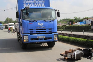 TP HCM: Thoát chết nhờ mũ bảo hiểm