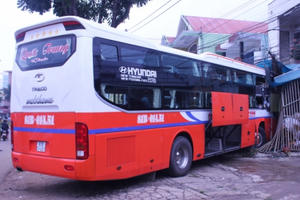 Gia Lai: Bị kẹt số, một xe khách lao vào nhà dân