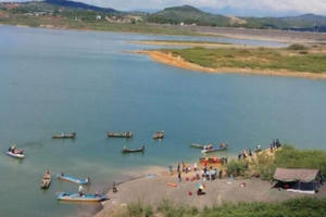 Lâm Đồng: Chìm tàu khai thác cát ở hồ thủy điện, 1 người mất tích