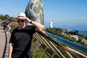 Đưa siêu du thuyền đến Đà Nẵng, tỷ phú Joe Lewis thăm quan Cầu Vàng