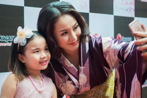 Thu Phượng rạng rỡ bên con gái trong ngày khai trương nhà hàng Nhật
