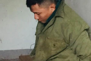 2 đối tượng mang dao, dùi cui điện đi trộm chó bị dân tóm gọn