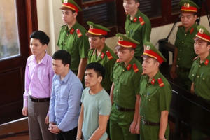 Xét xử vụ 8 người tử vong do chạy thận: Đề nghị triệu tập nguyên giám đốc BVĐK tỉnh Hòa Bình